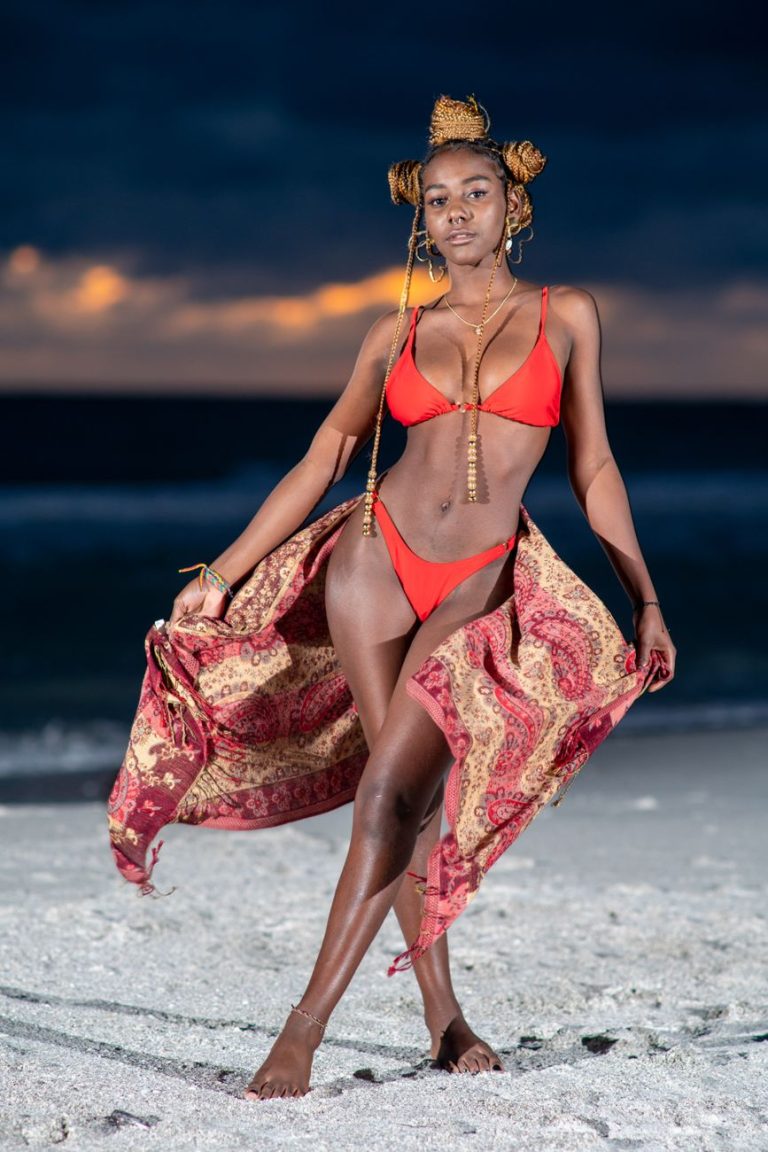 Frau im Bikini am Wasser