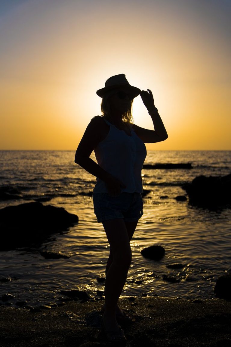 Frau im Bikini am Wasser