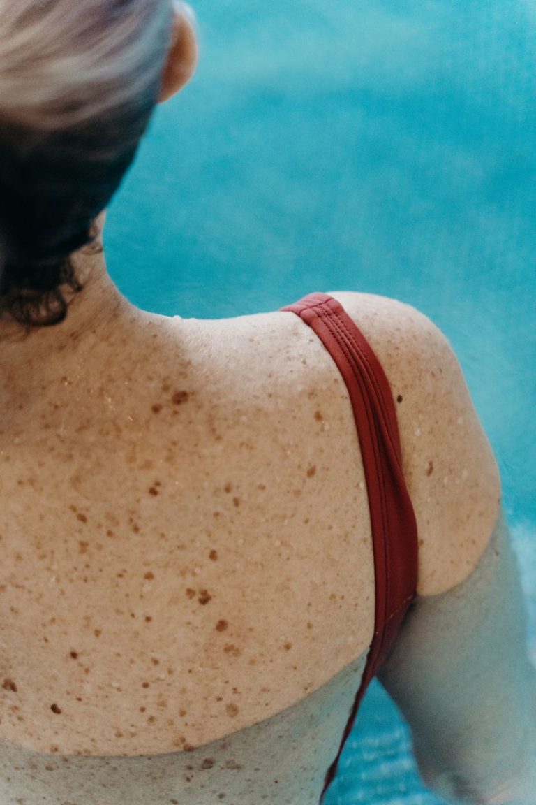 Frau im Bikini am Wasser