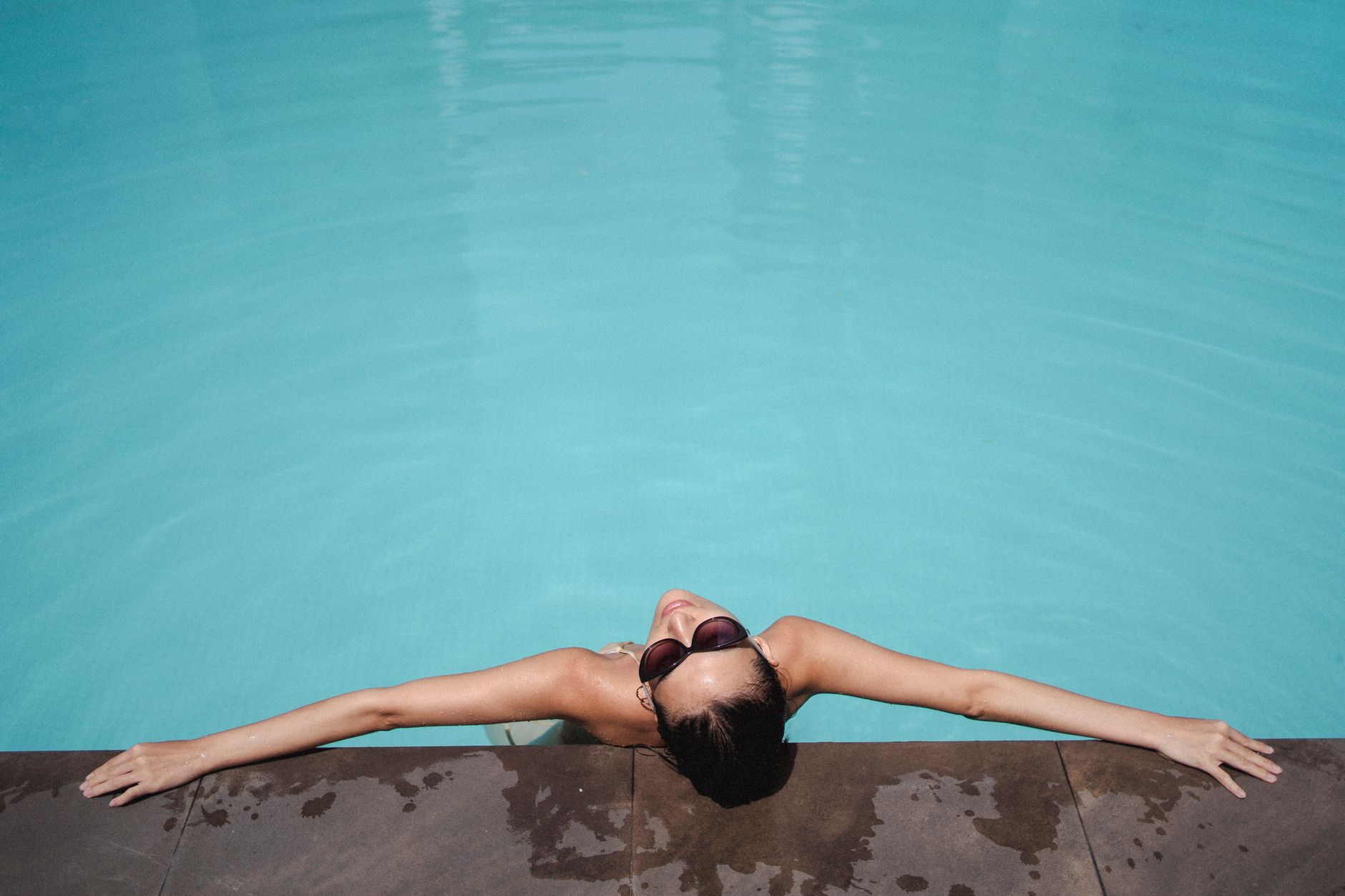 Frau im Bikini am Wasser