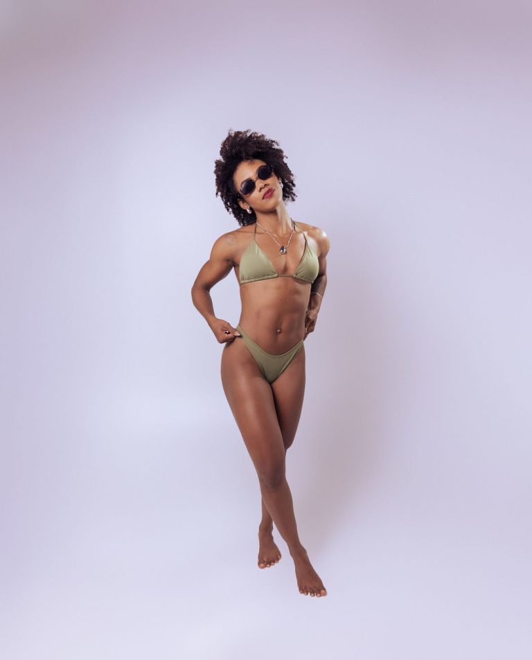 Frau im Bikini am Wasser