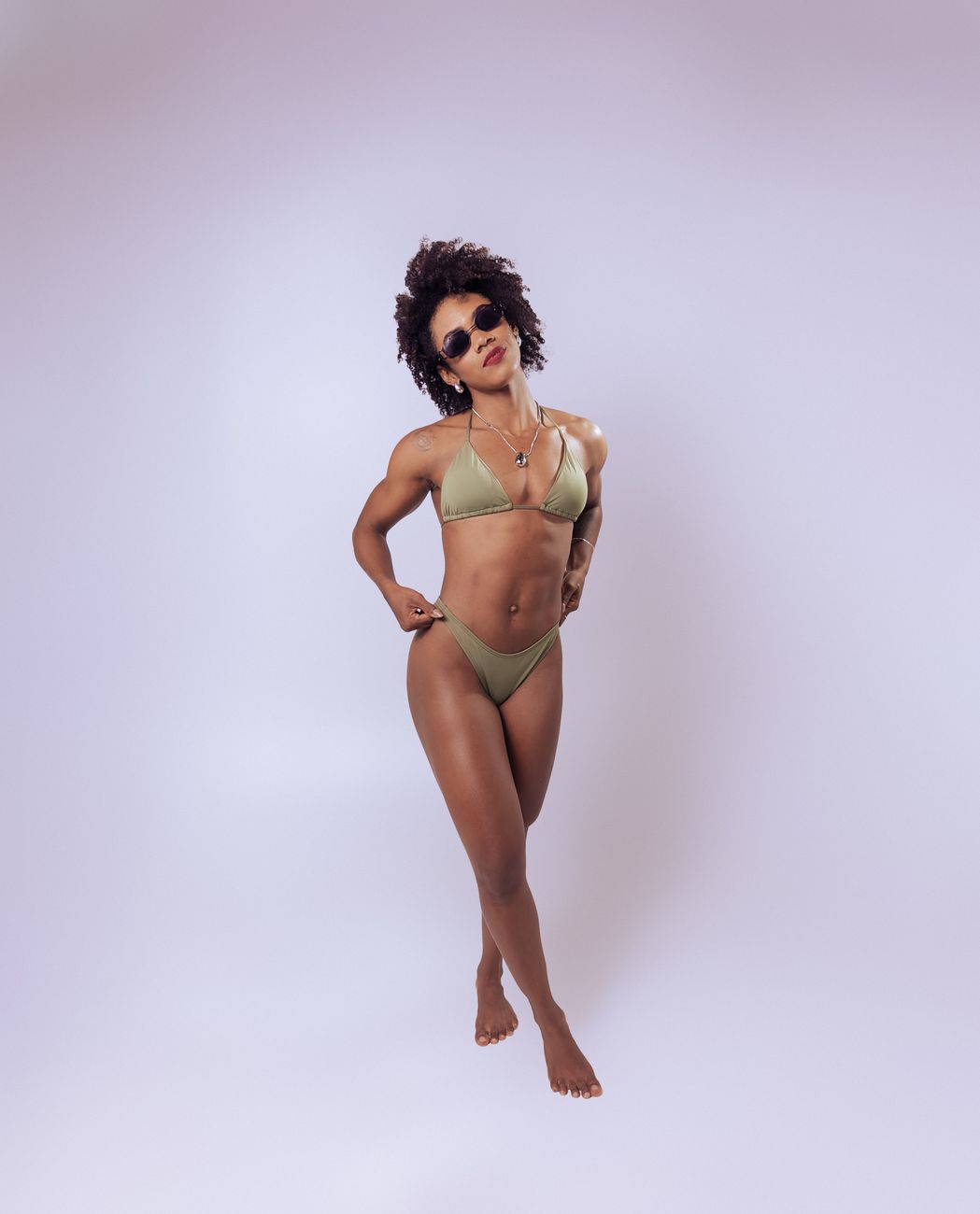 Frau im Bikini am Wasser