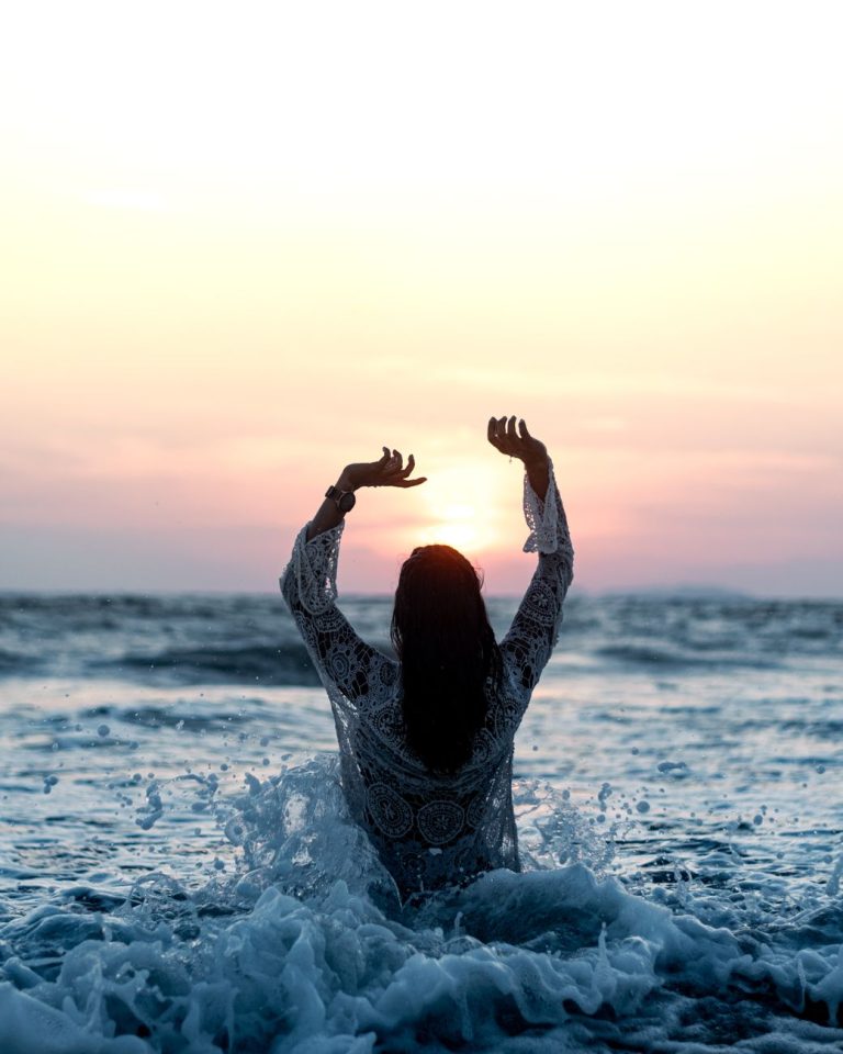 Frau im Bikini am Wasser