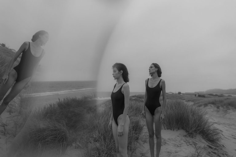Frau im Bikini am Wasser