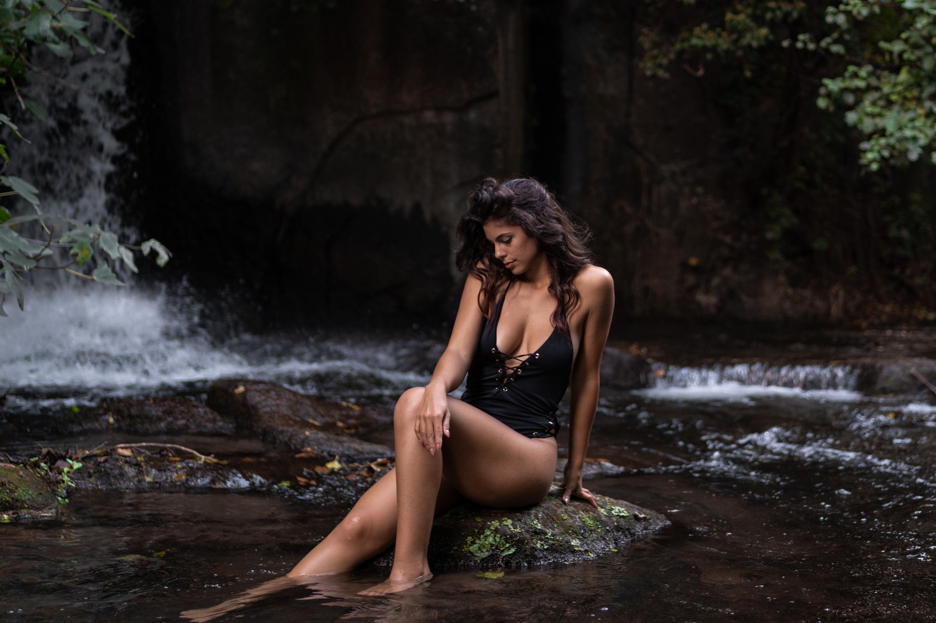 Frau im Bikini am Wasser